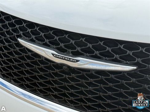 Certified 2025 Chrysler Pacifica Select image 33