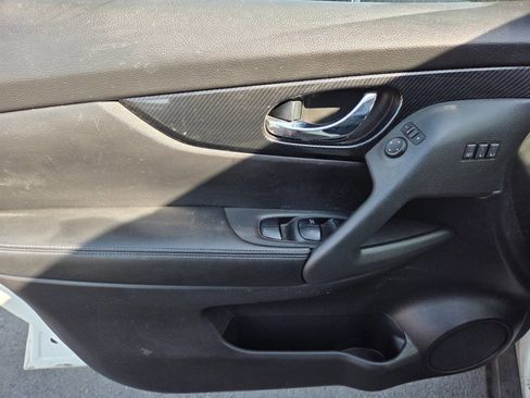 Used 2017 Nissan Rogue SL image 6