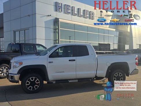 Used 2016 Toyota Tundra SR5 w/ SR5 Upgrade Package AWD/4WD image 1