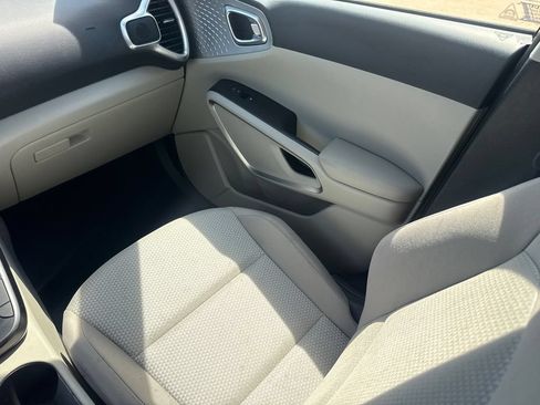 Used 2025 Kia Soul LX w/ LX Technology Package FWD image 13
