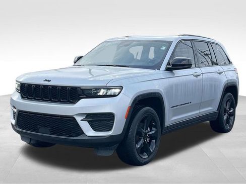 Used 2023 Jeep Grand Cherokee Altitude image 3