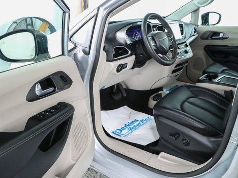 Used 2024 Chrysler Pacifica Touring-L FWD image 3