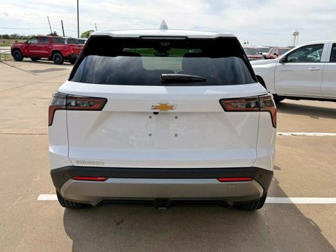 New 2026 Chevrolet Equinox LT w/ Convenience Package II FWD image 4