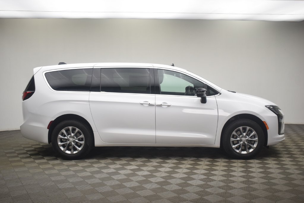 New 2027 Chrysler Pacifica Select w/ Family Tech Group AWD/4WD image 4