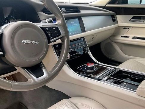 Used 2019 Jaguar XF Prestige image 8