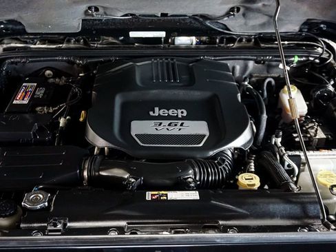 Used 2013 Jeep Wrangler Unlimited Rubicon w/ Connectivity Group AWD/4WD image 15