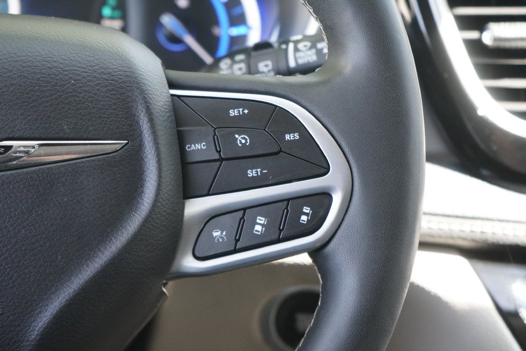 Used 2024 Chrysler Pacifica Limited FWD image 17