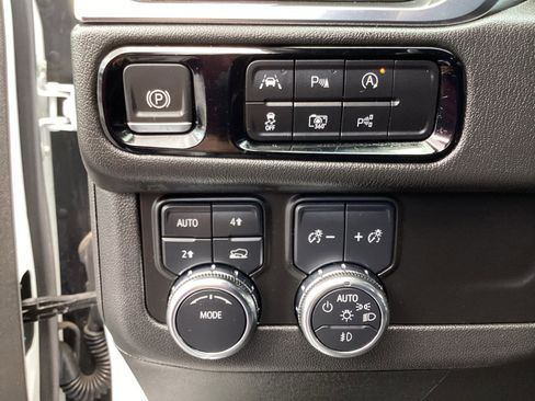 Used 2025 GMC Yukon Denali AWD/4WD image 30