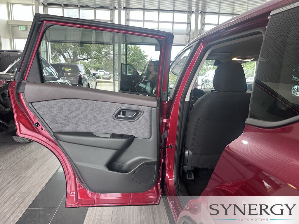 Used 2023 Nissan Rogue S FWD image 27