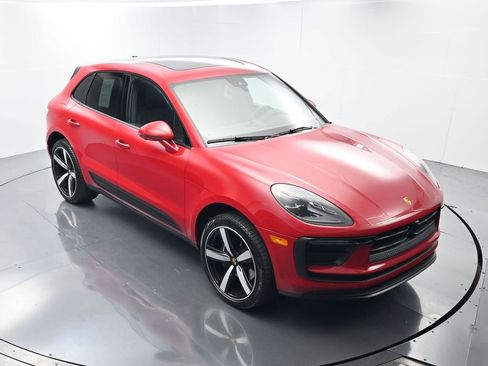 Certified 2025 Porsche Macan AWD/4WD image 42