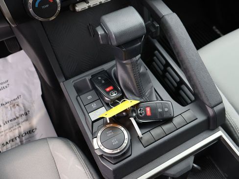 Used 2025 Toyota Tacoma SR5 AWD/4WD image 25