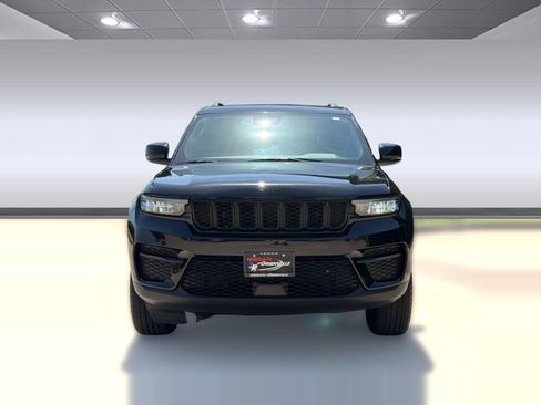 Used 2025 Jeep Grand Cherokee Altitude AWD/4WD image 6