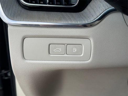 Used 2023 Volvo XC60 T8 Plus image 19