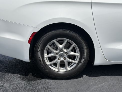 Used 2024 Chrysler Pacifica Touring-L FWD image 34