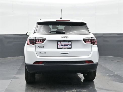 Used 2025 Jeep Compass Sport image 3