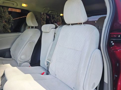 Used 2017 Toyota Sienna LE image 40