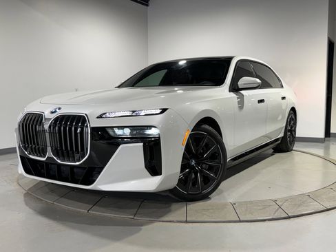Used 2023 BMW i7 xDrive60 w/ Executive Package 2 AWD/4WD image 2