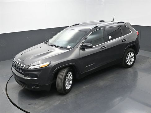 Used 2018 Jeep Cherokee Latitude Plus image 28