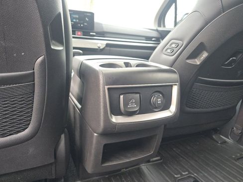 Used 2025 Kia Carnival SX w/ SX Dark Edition Package image 23