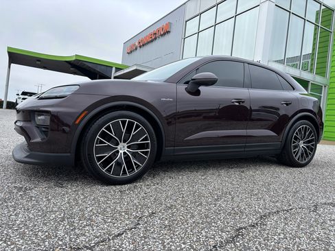 Used 2024 Porsche Macan 4 Electric image 32
