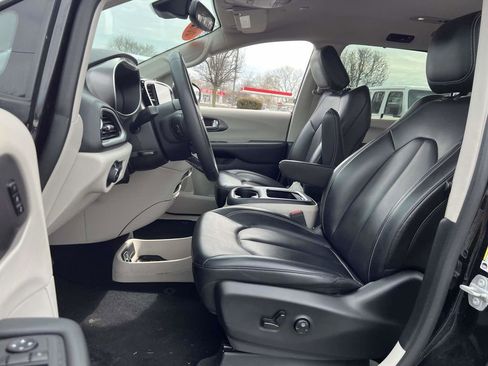 Used 2023 Chrysler Pacifica Touring-L image 14