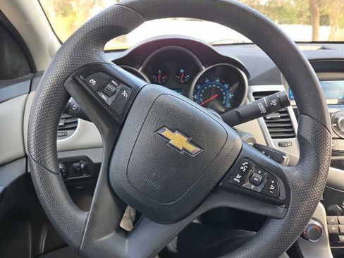 Used 2013 Chevrolet Cruze LS image 26