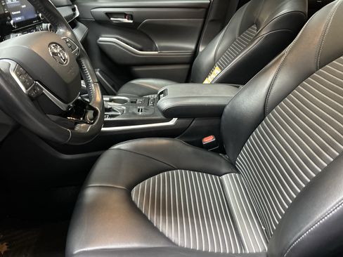 Used 2021 Toyota Highlander XSE FWD image 6