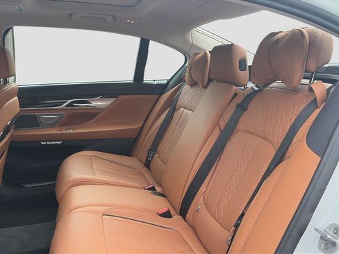 Used 2018 BMW 750i RWD image 12