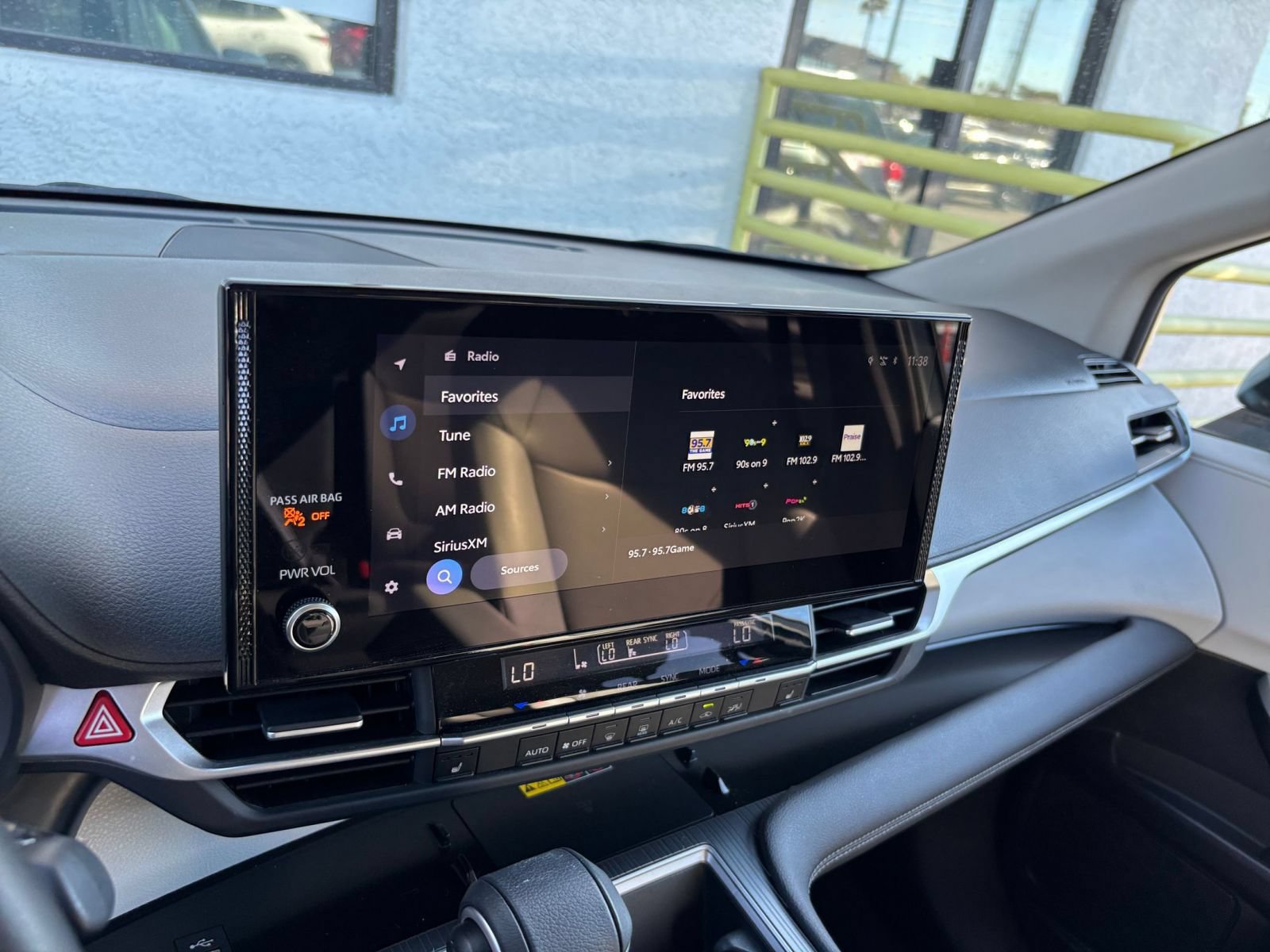 Used 2025 Toyota Sienna XLE FWD image 16