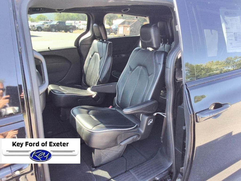Used 2025 Chrysler Pacifica Limited FWD image 14