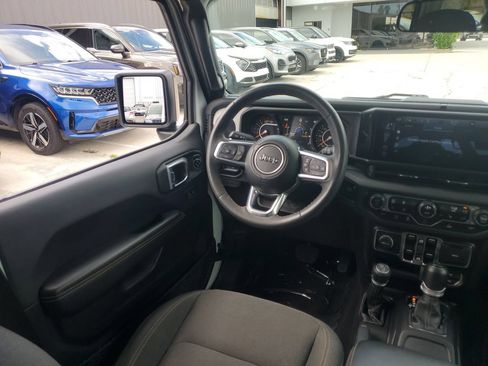 Used 2024 Jeep Wrangler Unlimited Sahara AWD/4WD image 22