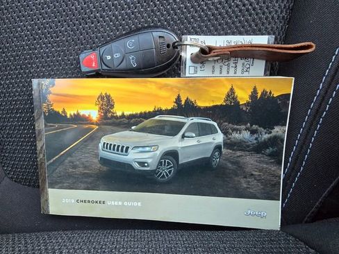 Used 2019 Jeep Cherokee Latitude w/ Popular Appearance Group image 28
