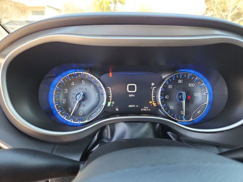 Certified 2023 Chrysler Pacifica Touring-L image 10