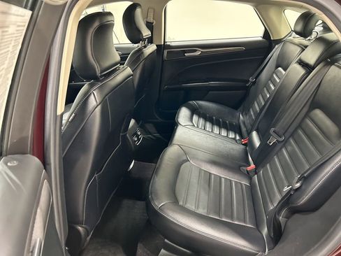 Used 2017 Ford Fusion SE w/ Fusion SE Technology Package image 24