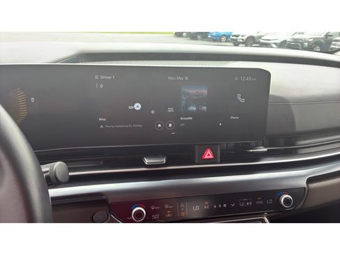 Used 2025 Kia Carnival FWD image 18