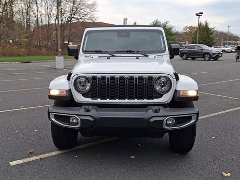 Used 2024 Jeep Gladiator Sport image 3