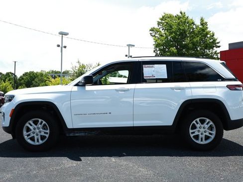 Used 2024 Jeep Grand Cherokee Laredo RWD image 9