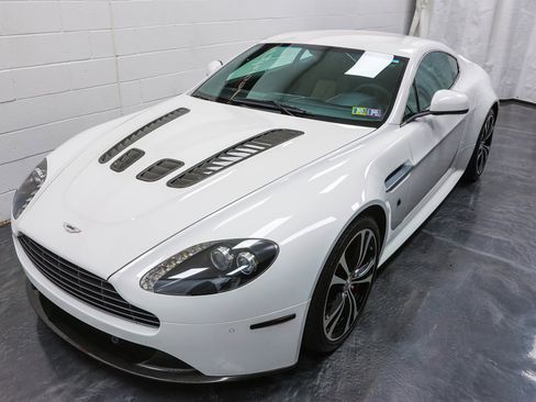 Used 2011 Aston Martin V12 Vantage Coupe image 9