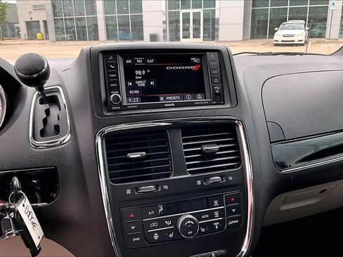 Used 2016 Dodge Grand Caravan SXT FWD image 10
