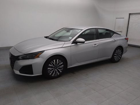 Used 2023 Nissan Altima 2.5 SV image 2