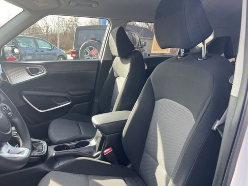 Used 2022 Kia Soul LX image 3