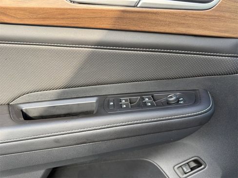 Used 2025 Volkswagen Atlas SE image 28