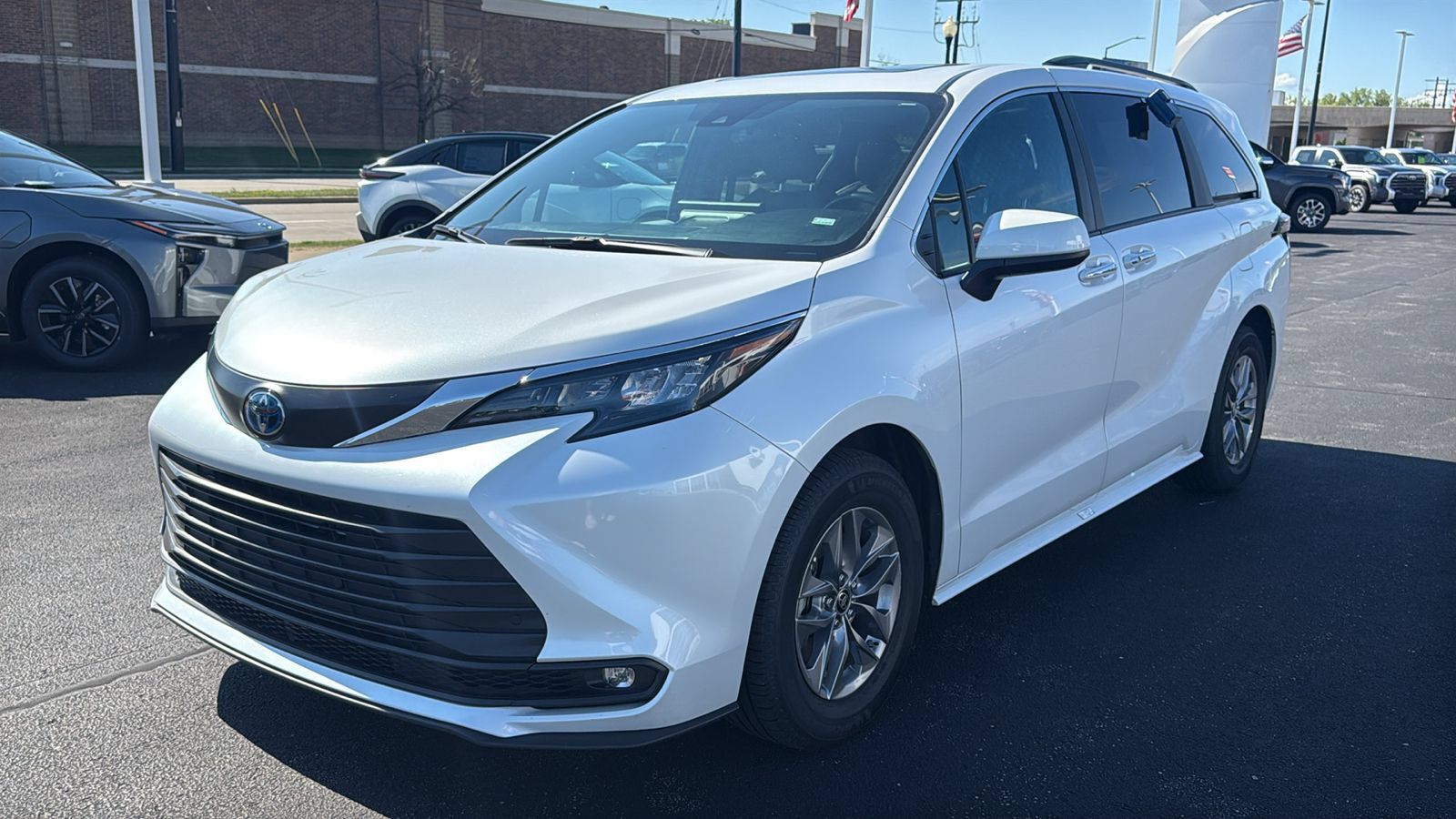 Certified 2025 Toyota Sienna XLE FWD image 3