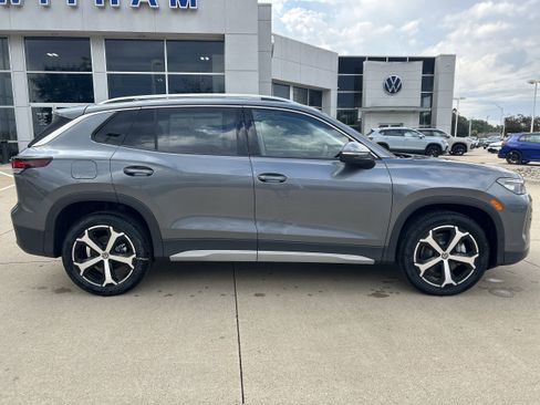 New 2025 Volkswagen Tiguan SE image 3