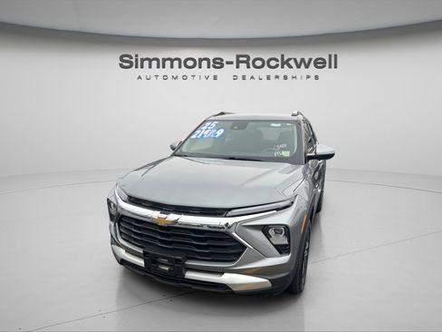Used 2025 Chevrolet TrailBlazer LT w/ Driver Confidence Package image 3