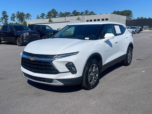 Used 2025 Chevrolet Blazer LT FWD image 3
