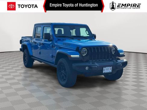 Used 2022 Jeep Gladiator Sport AWD/4WD image 1