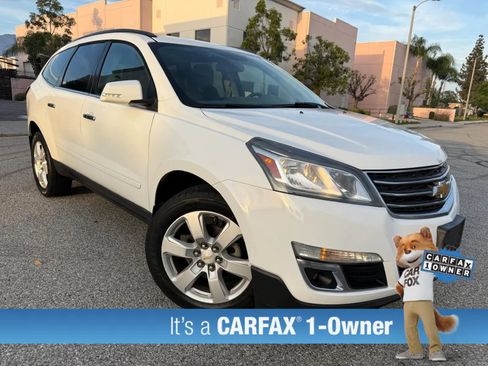 Used 2016 Chevrolet Traverse LT w/ Style and Technology Package FWD image 2