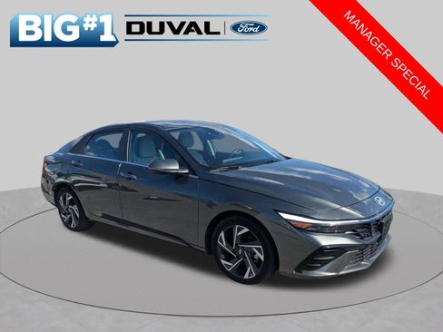 Used 2025 Hyundai Elantra Limited FWD image 2