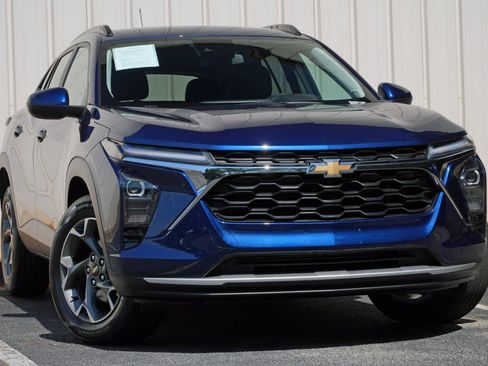 Used 2024 Chevrolet Trax LT w/ Driver Confidence Package FWD image 2